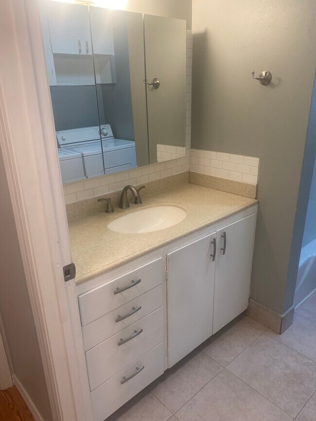 Building Photo - 749 NE 20th Pl