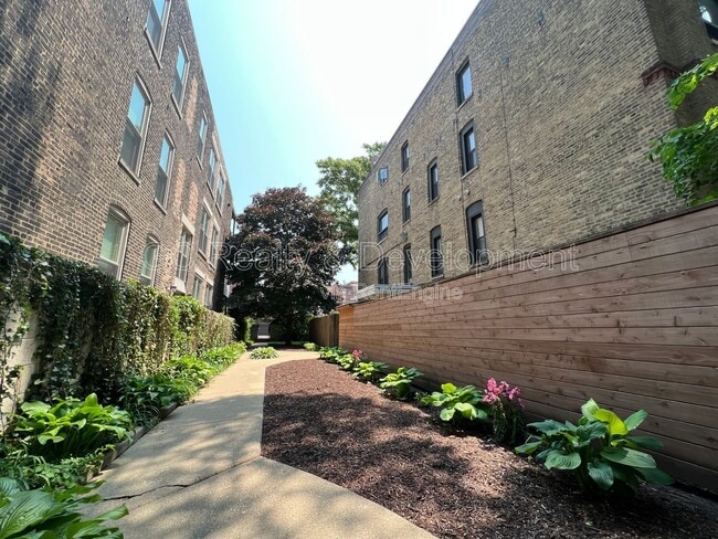 Building Photo - 2145 N Lakewood Ave