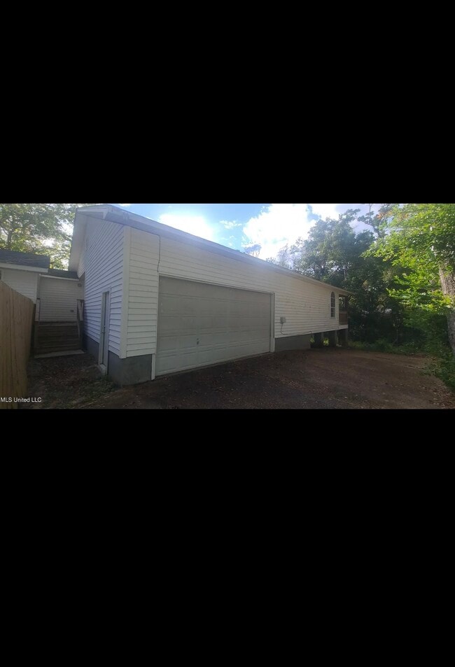 Building Photo - 349 Hiller Dr