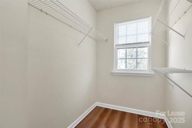 Building Photo - 915 Par One Ct
