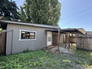 Building Photo - 820 S Donovan St