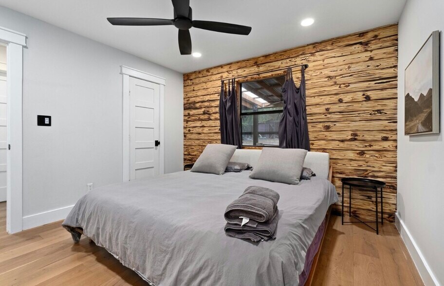 Building Photo - 2804 Crest Ave