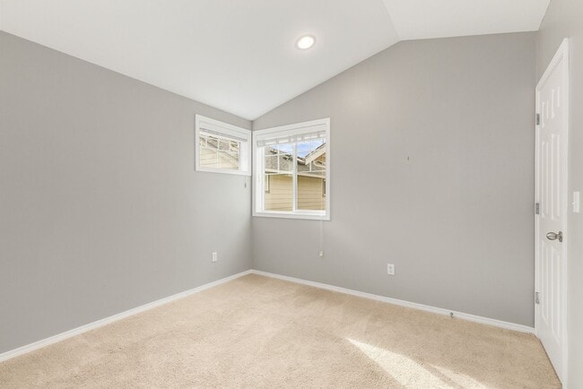 Building Photo - Lake City Townhouse 2 Bedroom 1.5 bath