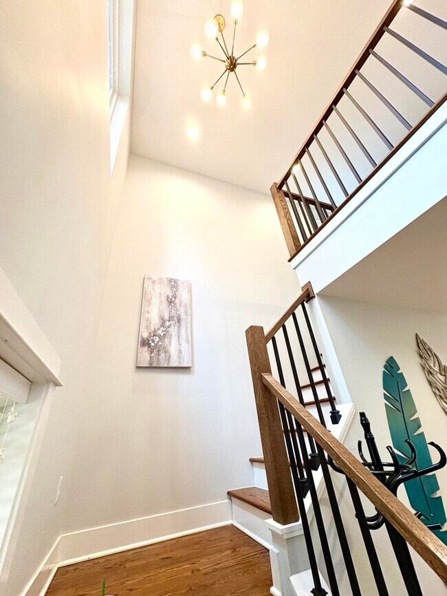 Building Photo - 718 N Alexander Ave