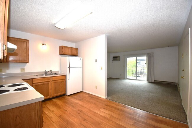 Building Photo - Spacious top floor! Close to downtown!