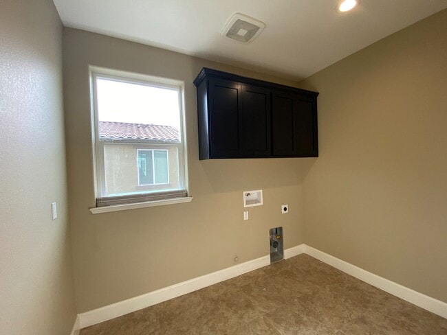 Building Photo - SPACIOUS 3 BED, 2.5 BATHS, 2 CAR GARAGE WITH LARGE BACKYARD ON A CUL-DE-SAC