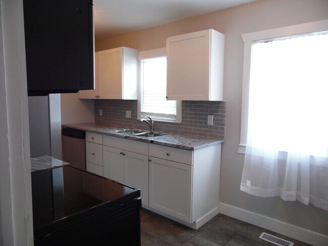 Building Photo - 2813 Henderson Dr