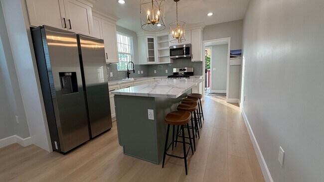 Building Photo - EPIC REA: Charming 2 Bed/ 1 Bath Home in O...