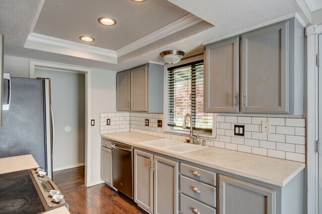 Building Photo - 4 bedroom 2 bath home