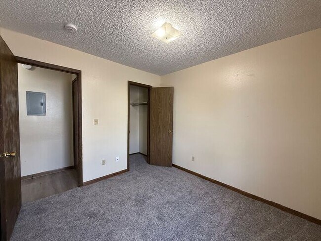 Building Photo - $995 | 2 Bedroom, 1 Bathroom Apartment | No Pets | Available for Immediate Move In!