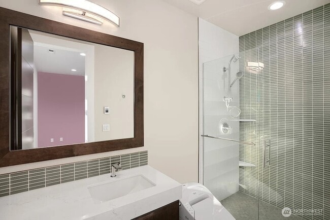 Building Photo - 9206 NE 24th St