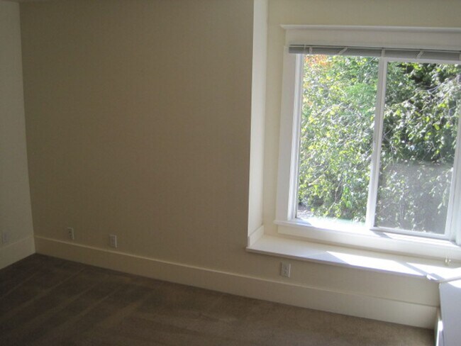 Building Photo - 4736 18th Ave NE