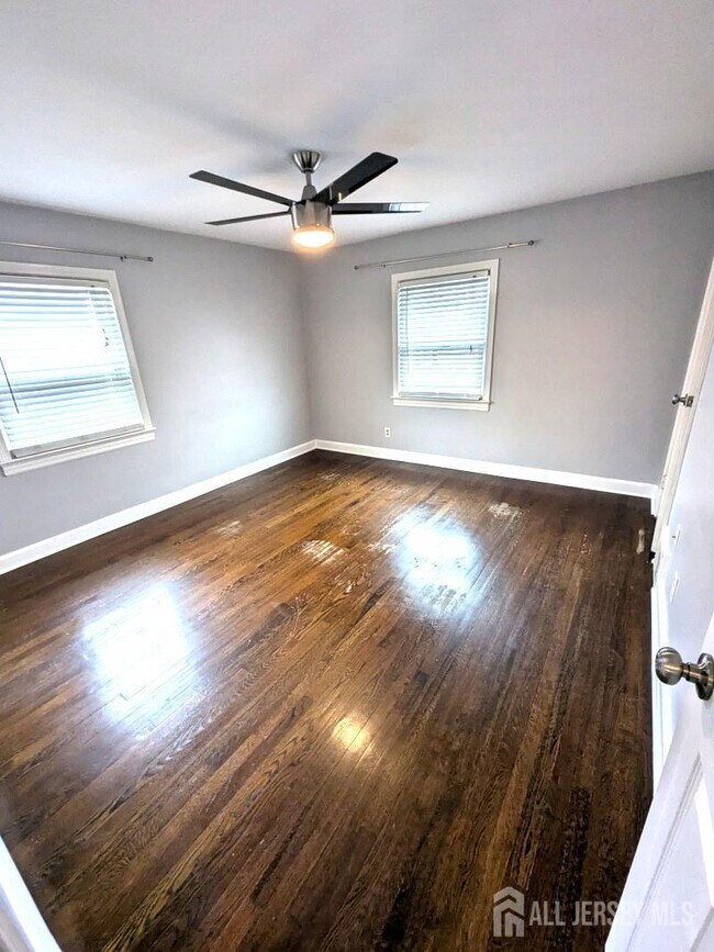 Building Photo - 651 Crescent Dr