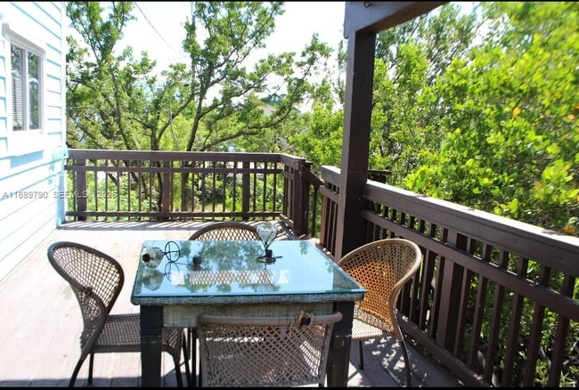 Building Photo - 202 W Canal Dr