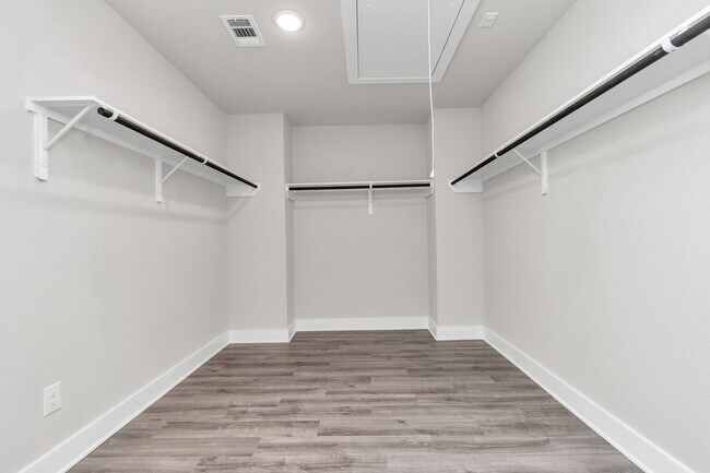 Building Photo - 21019 Bay Vlg Dr