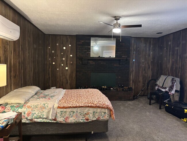 Building Photo - 5 Bed/2 Bath in California Neighborhood