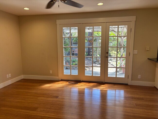 Building Photo - Large 4 Bedroom 3 bath Home, Plus Bonus Ro...