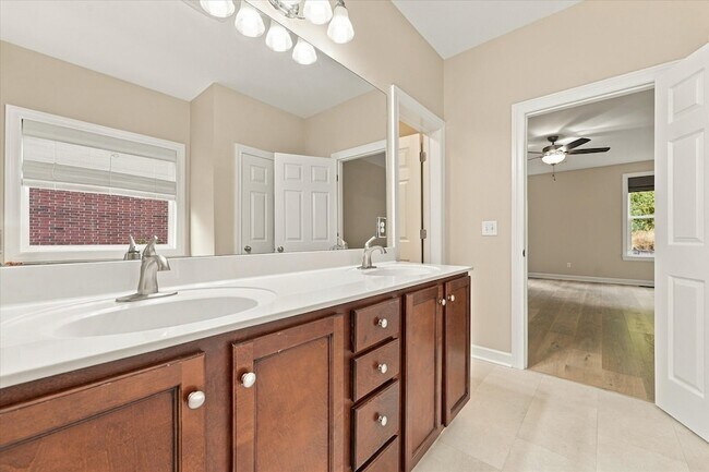 Building Photo - 1414 Chantilly Ln