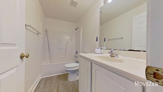 Building Photo - 4705 Pineview Dr