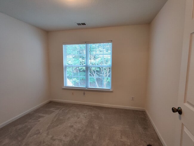 Building Photo - Townhome in Ballyntyne