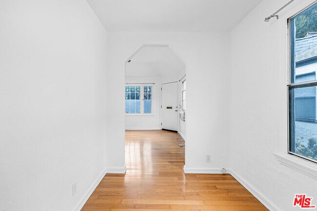 Building Photo - 5918 3/4-5914 Willoughby Ave