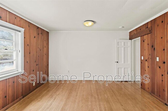 Building Photo - 25 Selborne Dr