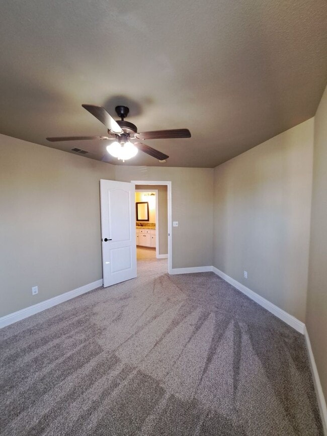 Building Photo - Spacious 5-Bedroom Fresno Home with Garage and Backyard!