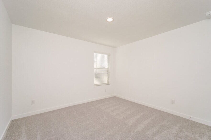 Building Photo - 15546 Crescent Pne