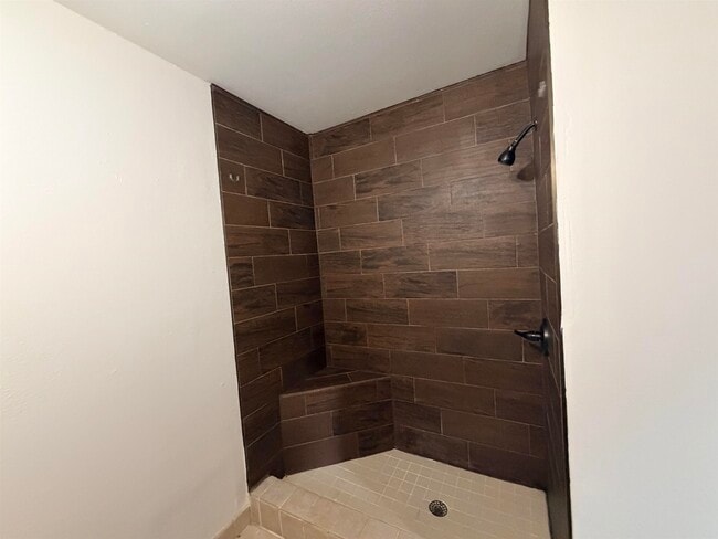 Building Photo - 699 Banyan Ct