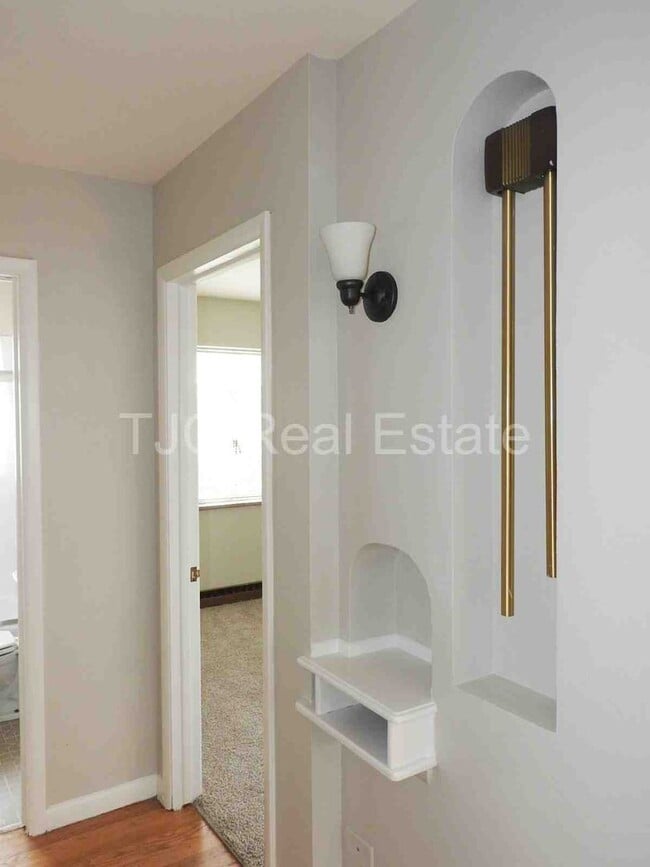 Building Photo - DU Home for Rent!  Upper Unit Available.