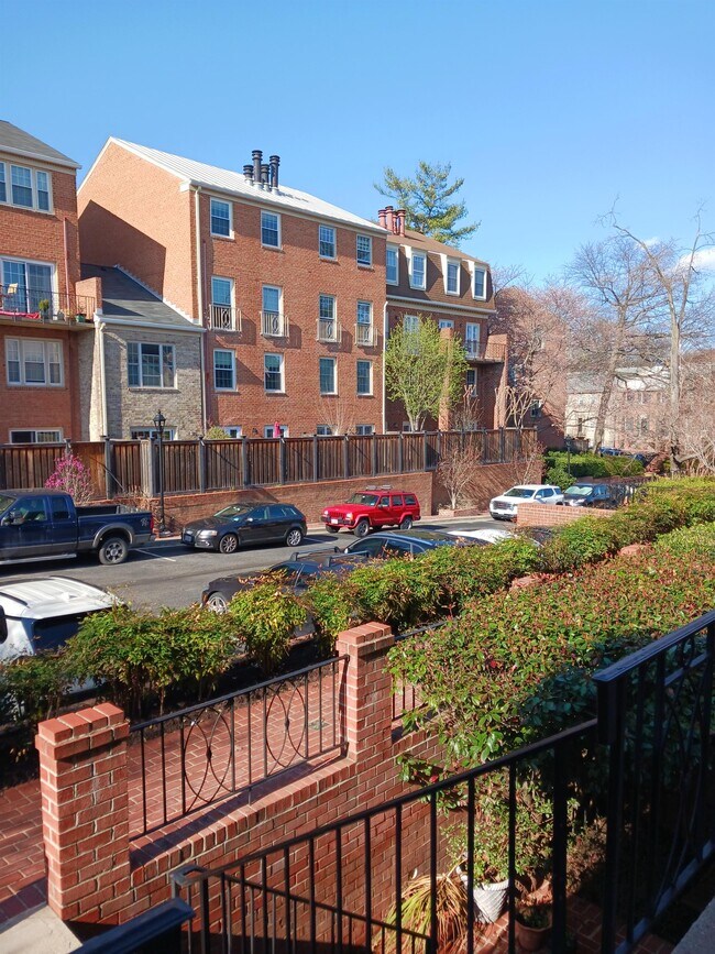 Building Photo - 1670 Beekman Pl NW