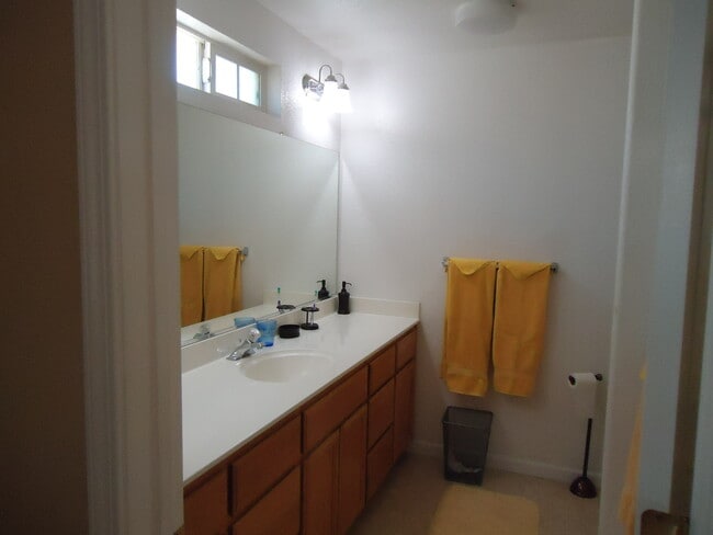 Building Photo - Southbridge Townhome