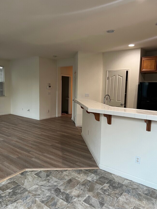 Building Photo - 252 Crescent Moon Dr