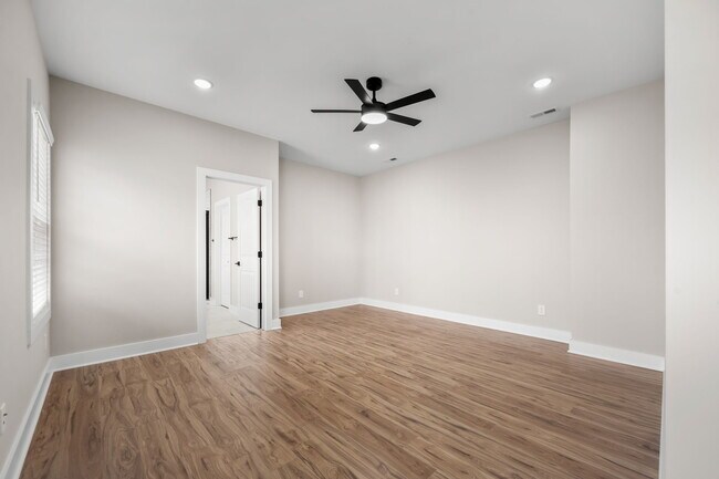 Building Photo - 454 E State St