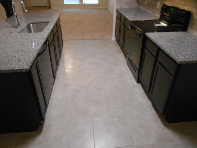 Building Photo - 6 or 12 month lease! Half off first full m...