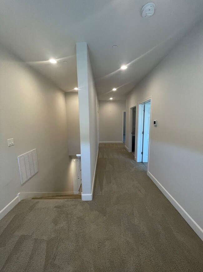 Building Photo - NEWER BUILT 3 BED/2 BATH HOME