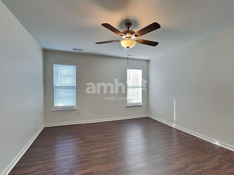 Building Photo - 706 Walnut Crossing Dr
