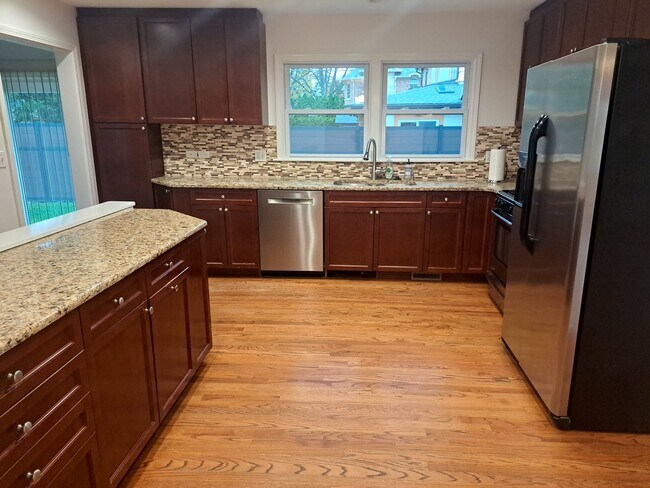 Building Photo - 2045 Farrell Ave