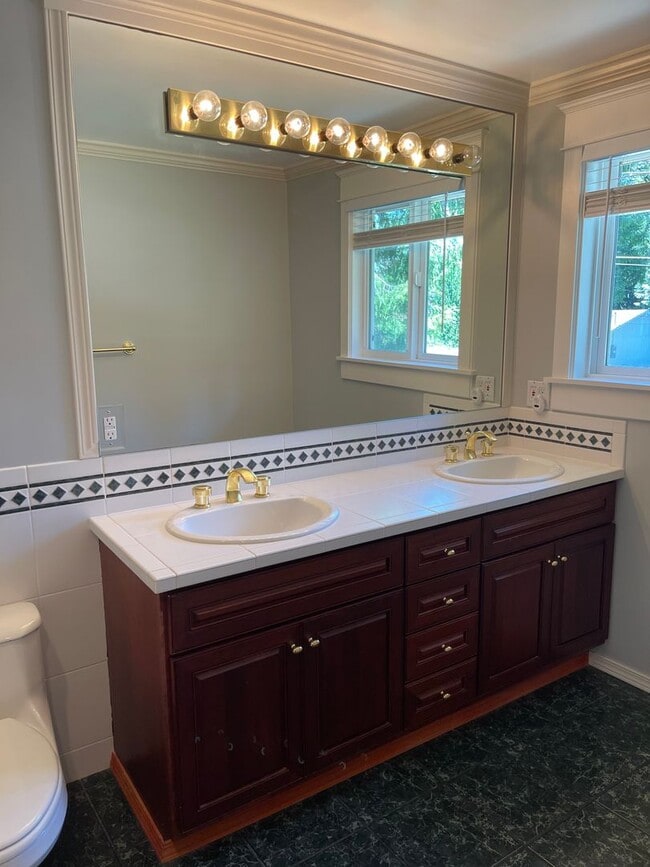 Building Photo - Well maintained 4bd Issaquah home!