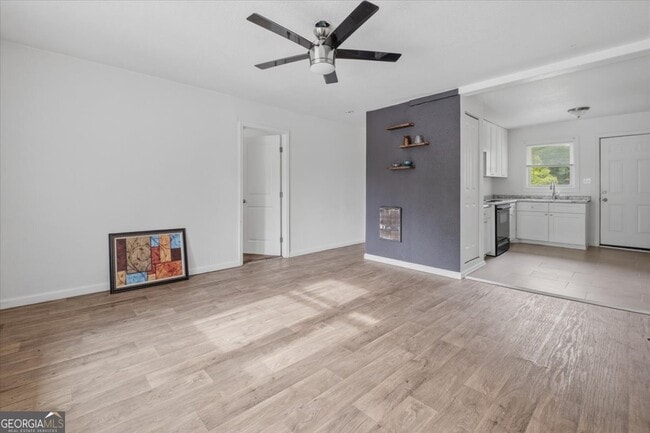 Building Photo - 608 N College Dr