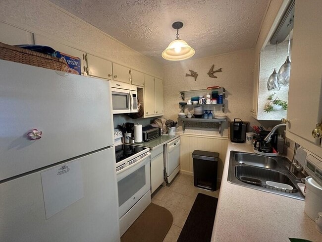 Building Photo - 204 Crest Dr