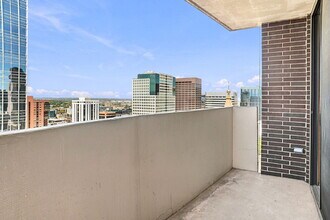 Building Photo - $1,395.95 - 1 Bed, 1 Bath Condo in Downtown Denver with Central AC, and Building amenities.