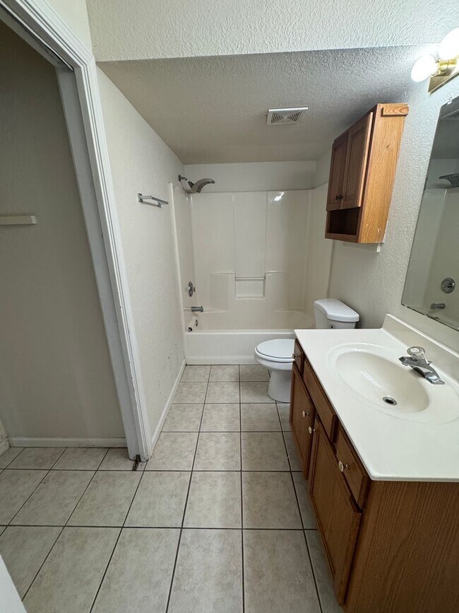 Building Photo - 2681-2683 E Oakbrook Dr