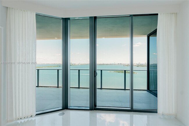 Building Photo - 700 NE 24th St