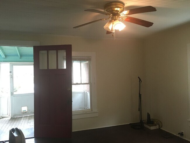 Building Photo - Live Easy on Easy St.!