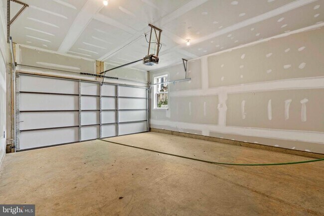 Building Photo - 808 Creekway Dr