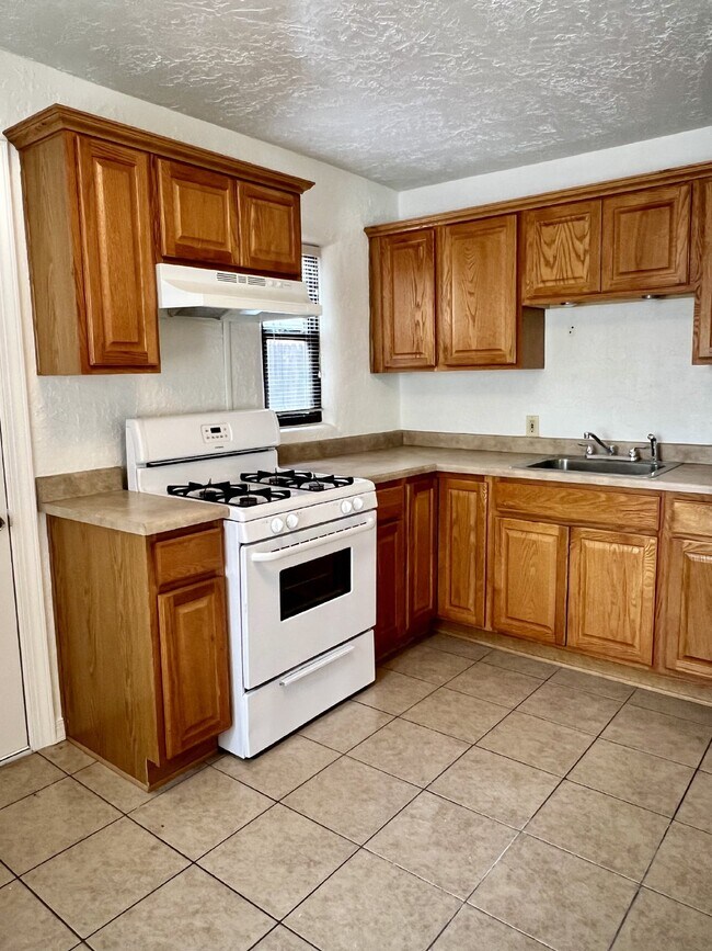 Building Photo - 2 bedroom / 1 bath close to KAFB and I-25 Move-in Special!