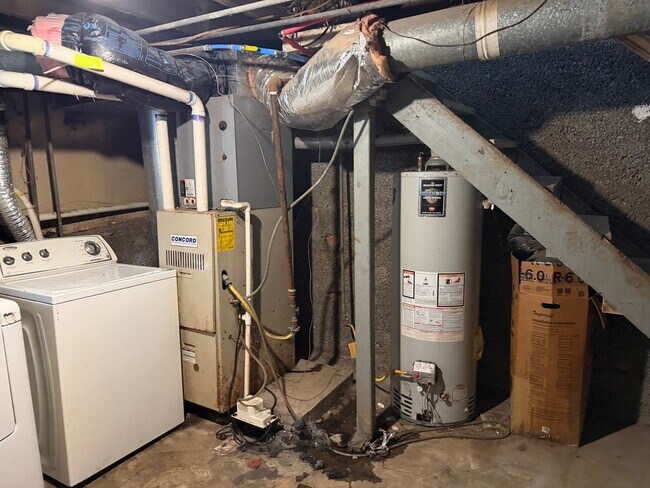 Building Photo - Spacious Duplex