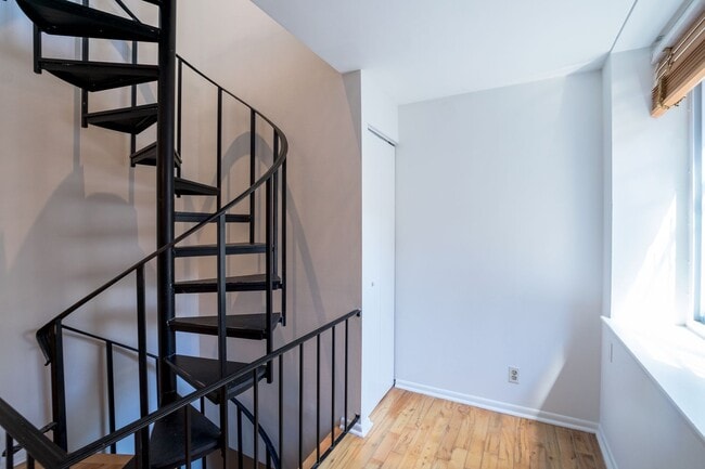 Building Photo - Washington Square West Condo