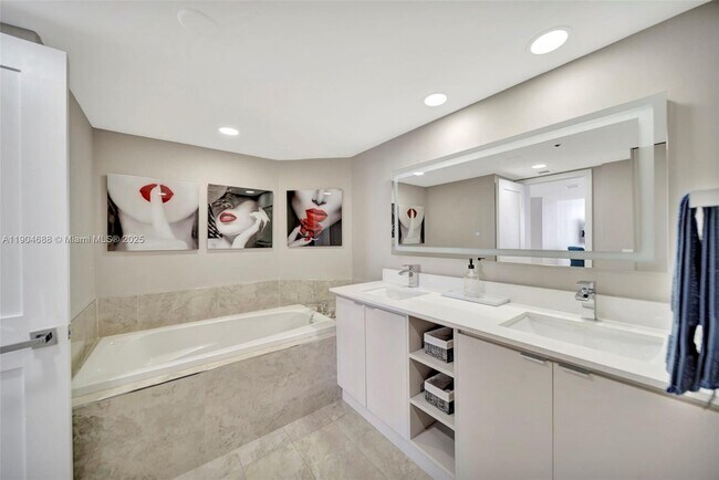 Building Photo - 1717 N Bayshore Dr